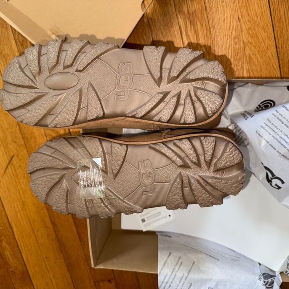 Ugg Essential Short Boots Size 11 - Picture 4 of 7